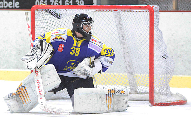 Entscheidung: . Nach dem Slapshot von Krebs muss Strasser die Scheibe ins Tor passieren lassen.  Foto: eh-press