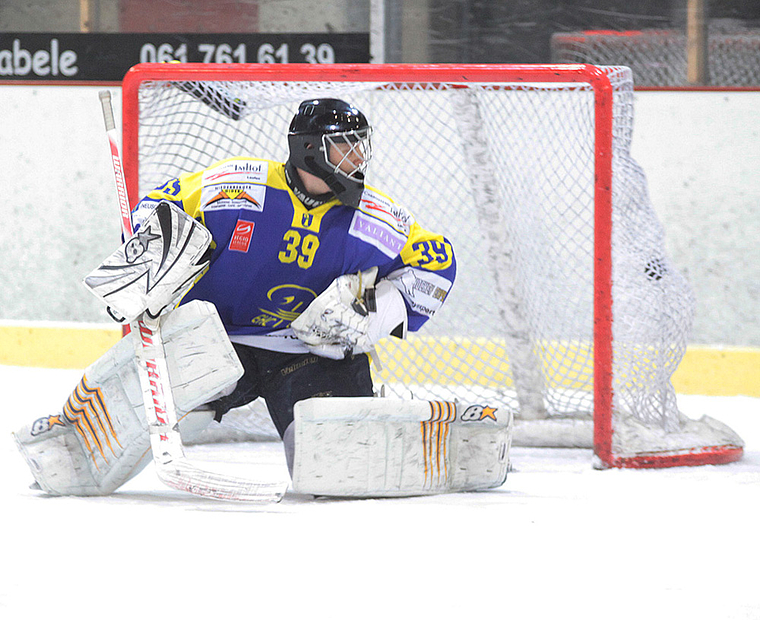Entscheidung: . Nach dem Slapshot von Krebs muss Strasser die Scheibe ins Tor passieren lassen. Foto: eh-press