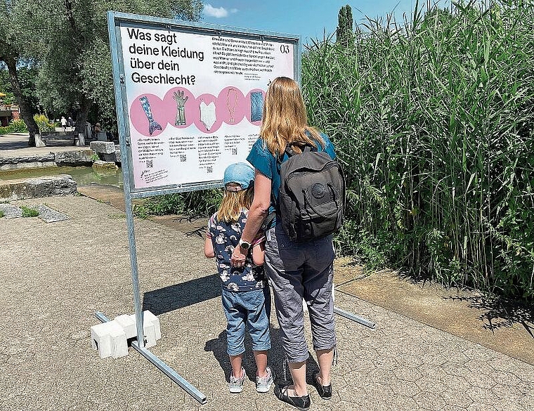 Tafel drei beim Gender-Rundgang: Manche Fragen lassen sich schon früh stellen. Foto: Axel Mannigel