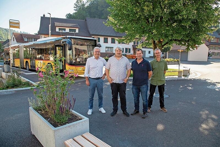 Für das Fest bereit: (v. l.) Christoph Hänggi, Reto Winkelmann, beides Gemeinderäte, Friedrich Wüthrich, Gemeindepräsident, und Pascal Thönen, Projektleiter, präsentieren den neuen Dorfplatz mit Postautohaltestelle. Foto: Martin Staub