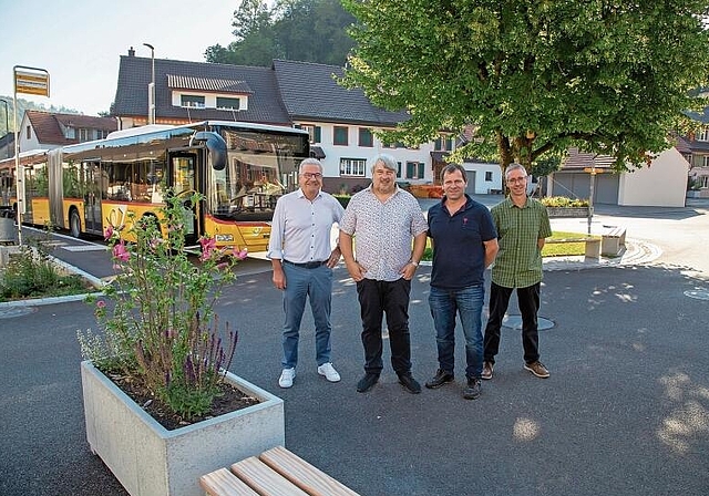 Für das Fest bereit: (v. l.) Christoph Hänggi, Reto Winkelmann, beides Gemeinderäte, Friedrich Wüthrich, Gemeindepräsident, und Pascal Thönen, Projektleiter, präsentieren den neuen Dorfplatz mit Postautohaltestelle. Foto: Martin Staub
