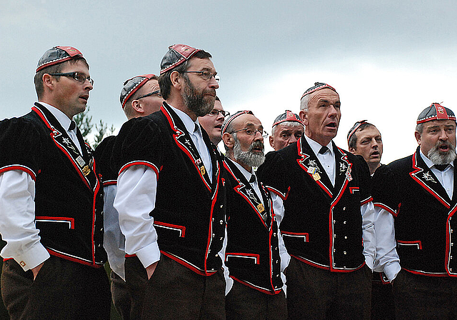 Stimmgewaltig: Die Huttwiler Jodler mit ihren Berner Mutzen.  Foto: Thomas Brunnschweiler