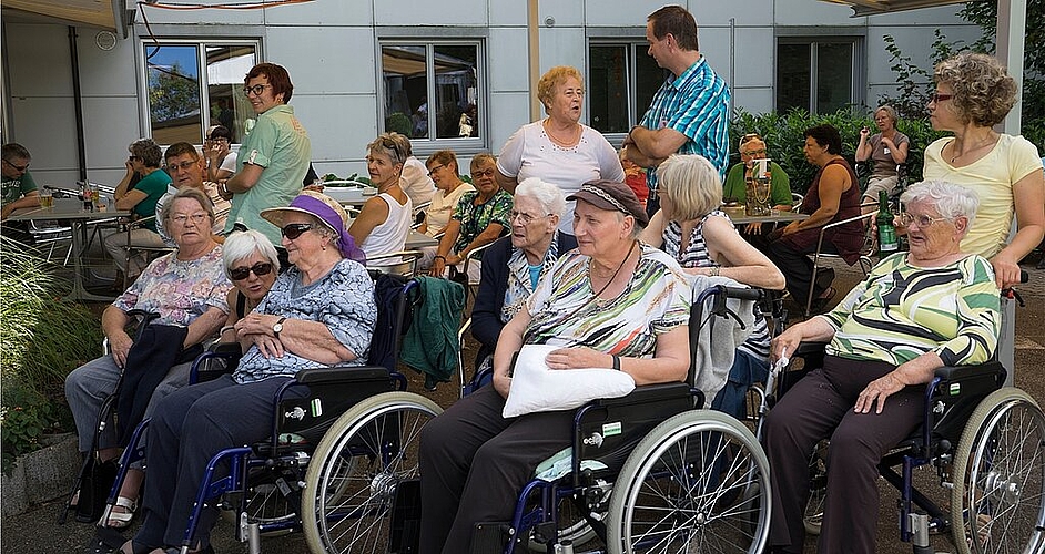 In Festlaune: Die Bewohner folgten den musikalischen Darbietungen rund um die Jubiläumsfeier. Fotos: Thomas Immoos
