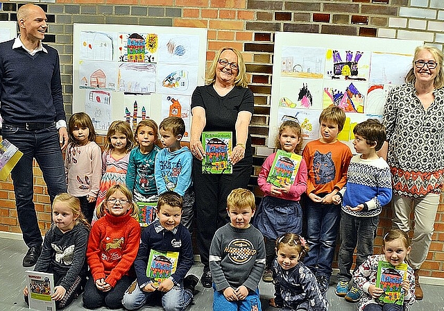 Die kleinen Künstler vor ihren Werken: : Stolz zeigen sie den «Schwarzbueb» mit ihrer Lehrerin Patricia Stich (r.), Kalenderfrau Ulla Fringeli (Mitte) und Thomas Kramer von der AZ Anzeiger AG. Foto: Roland Bürki
