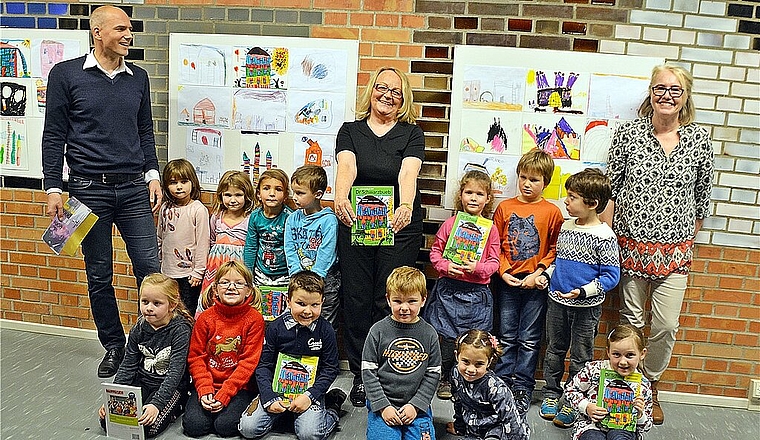 Die kleinen Künstler vor ihren Werken: : Stolz zeigen sie den «Schwarzbueb» mit ihrer Lehrerin Patricia Stich (r.), Kalenderfrau Ulla Fringeli (Mitte) und Thomas Kramer von der AZ Anzeiger AG. Foto: Roland Bürki