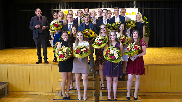 Bestnoten: Diese 20 WMS-Absolventinnen und -Absolventen haben mit einem Notenschnitt zwischen 5,3 und 5,7 abgeschlossen. Foto: ZVG