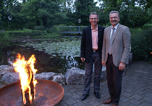 Feuer und Flamme fürs Alterszentrum Bodenacker: Heimleiter Hannes Spririg und Präsident Christoph Hänggi.  Foto: Jürg Jeanloz