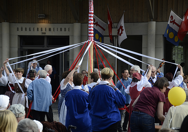 Attraktiv und knifflig: Der Bändeltanz unter dem Maibaum.  Foto: Heiner Leuthardt