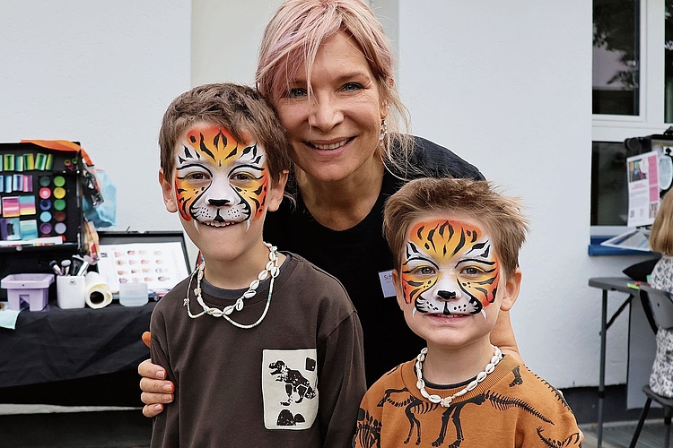 Tiger, Feen und Löwen: Der Schminktisch wurde von vielen Kindern am Brüggli-Festgleich als Erstes angesteuert. Tiger, Feen und Löwen: Der Schminktisch wurde von vielen Kindern am Brüggli-Festgleich als Erstes angesteuert.