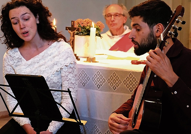 Sehnsuchtsvolle Renaissanceklänge: Clara Rueff und Flavio Banni; im Hintergrund: Marek Sowulewski. Foto: Thomas Brunnschweiler