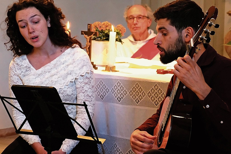 Sehnsuchtsvolle Renaissanceklänge: Clara Rueff und Flavio Banni; im Hintergrund: Marek Sowulewski. Foto: Thomas Brunnschweiler