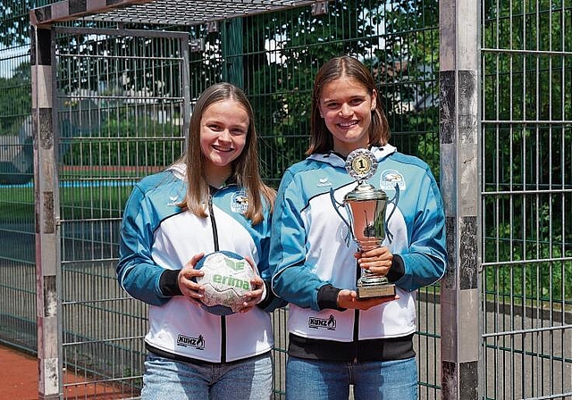 Vom TV Aesch nach Nottwil: Die Handballerinnen Chiara (l.) und Seraina Kohlbrenner mit Pokal. Foto: Tobias Gfeller