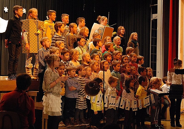 Voller Elan: Unter der Leitung von Adrian Michel sorgten die Blauner Primarschüler für weihnachtliche Stimmung. Foto: Melanie Brêchet Fischlin