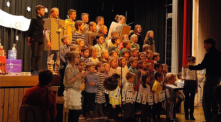Voller Elan: Unter der Leitung von Adrian Michel sorgten die Blauner Primarschüler für weihnachtliche Stimmung. Foto: Melanie Brêchet Fischlin