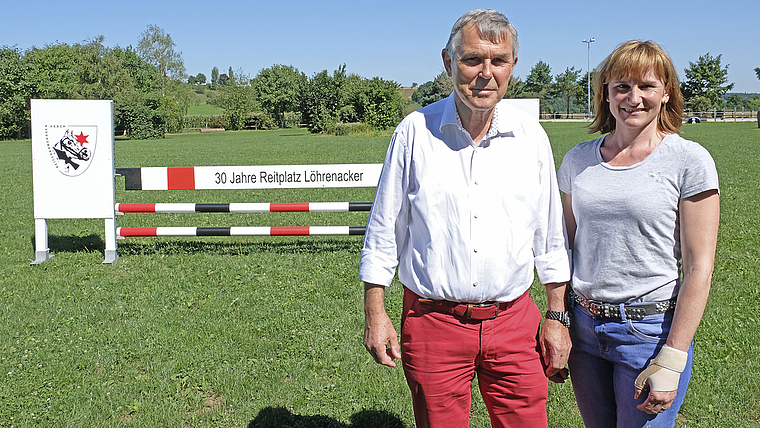 Präsentieren sich stolz vor dem schönen Reitplatz: Charles Wüest, Präsident der ersten Stunde, und die heutige Präsidentin Gaby Wenger. Foto: Thomas Brunnschweiler