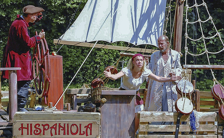 Auf Jack Sparrows Spuren: Käpt’n Smollett (Balz Aliesch), Jackie Hawkins (Jenny Bühler)und der Baron Trelawney (Reinhard Stehle) (v. l.). Foto: ZVG