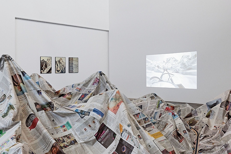 Berg-und-Tal-Fahrt: Im Werk von Mateo Maté fährt ein Zug vorbei an Schlagzeilen und Meldungen.Foto: zVg/Kunsthaus BL