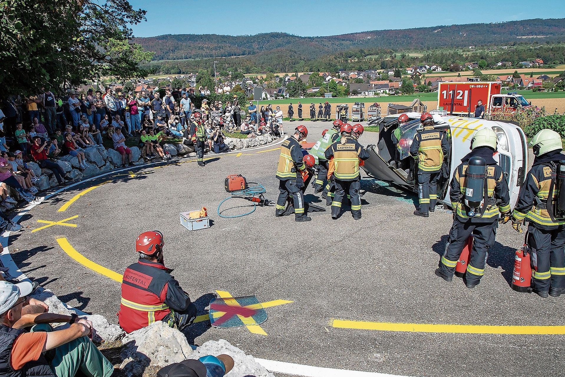 Schwerer Verkehrsunfall: Jeder und jede weiss genau, was zu tun ist. Fotos: Martin Staub