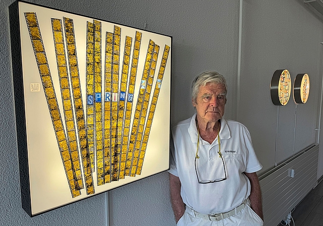 Lettrografie: Onorio Mansutti neben seinem Bild «Spring». Foto: Christian Fink