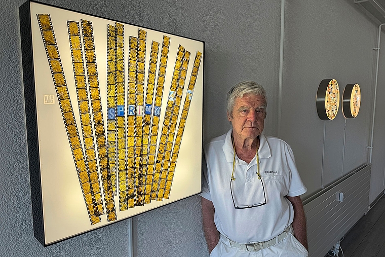 Lettrografie: Onorio Mansutti neben seinem Bild «Spring». Foto: Christian Fink