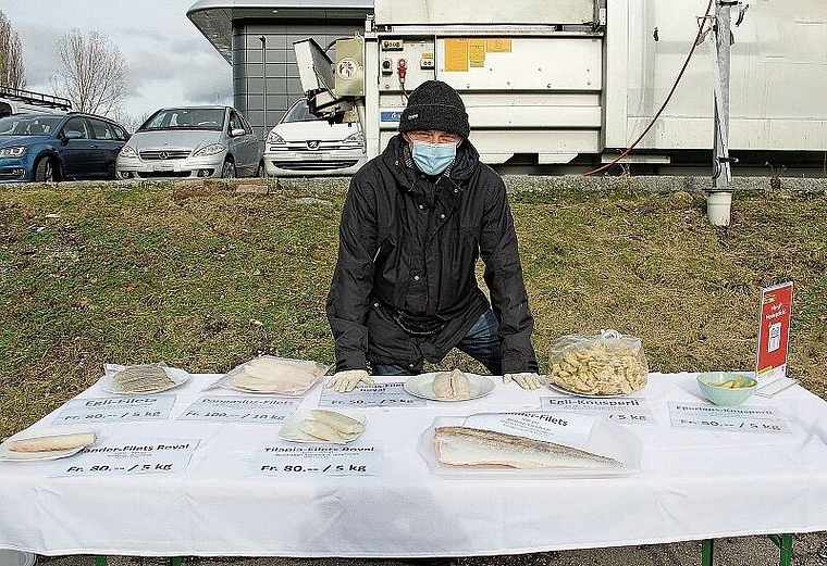 Rettung vor dem Verderben: Die Gemeinde Münchenstein unterstützt Toby Herrlich, der seinen überzähligen Fisch am Mittwoch- und Freitagnachmittag im Kuspo zum Verkauf anbietet. Foto: Tobias Gfeller