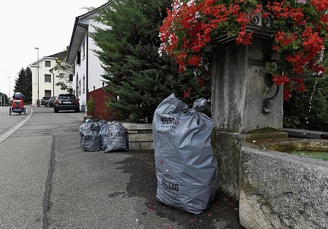 «Ungerecht»: Die Gemeinde stellt pauschal pro Unternehmung 80 Franken Kehrichtgrundgebühr in Rechnung – das stösst 
Gewerbetreibenden sauer auf. Foto: Symbolbild / Juri Junkov