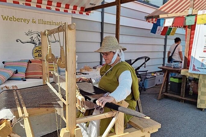 Performance: Am Mittelaltermarkt gewährt Weberin Hrotsvit ze Gilicberg den Besuchenden einen Einblick in ihr Handwerk – gefärbt wird die Wolle hauptsächlich mit Pflanzenfarben, je nach Geldsäckel darf es auch edles Cochenille oder Indigo sein.