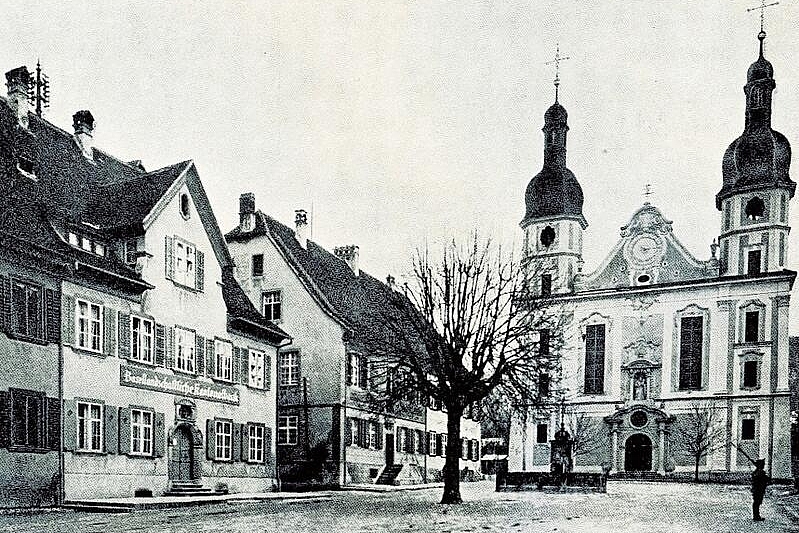 Arleser Wahrzeichen: der Domplatz und die Domherrenhäuser. Die Kantonalbank hatte ihren Sitz im Haus ganz links im Bild.
         
         
            Fotos: zVg