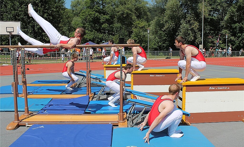 Barrenkünstler: Der Turnverein Holderbank war am Samstag in Zwingen zu Gast. Fotos: Dimitri Hofer Barrenkünstler: Der Turnverein Holderbank war am Samstag in Zwingen zu Gast. Fotos: Dimitri Hofer