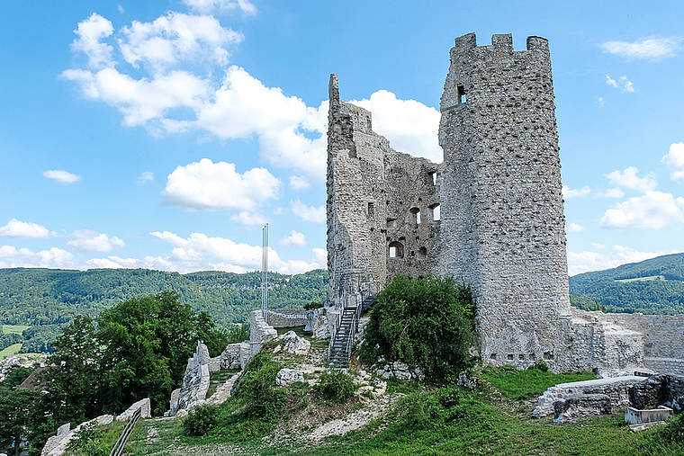 Sicher zugänglich, überschaubar und herausgeputzt: Die Ruine Pfeffingen nach der Sanierung. Foto: Thomas Brunnschweiler