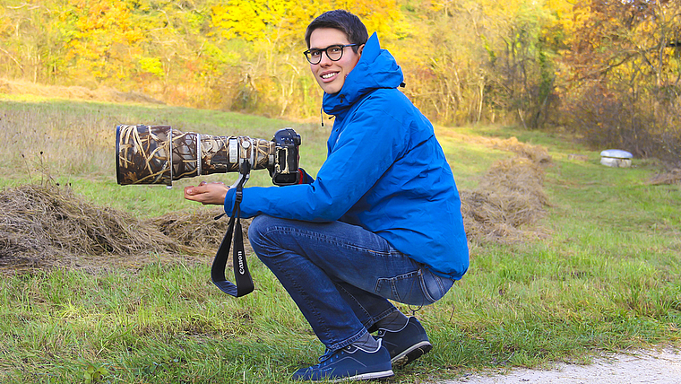 Perfekt ausgerüstet: Mit einem speziell getarnten Objektiv legt sich Flurin Leugger auf die Lauer für das beste Motiv. Foto: Tobias Gfeller