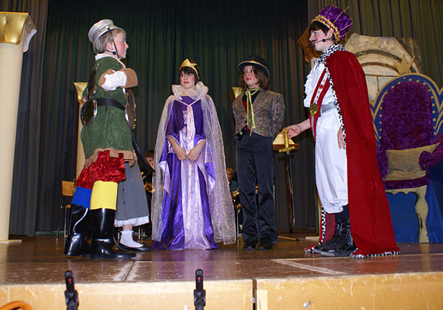 Kindermusical als Märchen: Der König empfängt seinen Sohn Max als Regenbogenritter.   Foto: Jürg Jeanloz