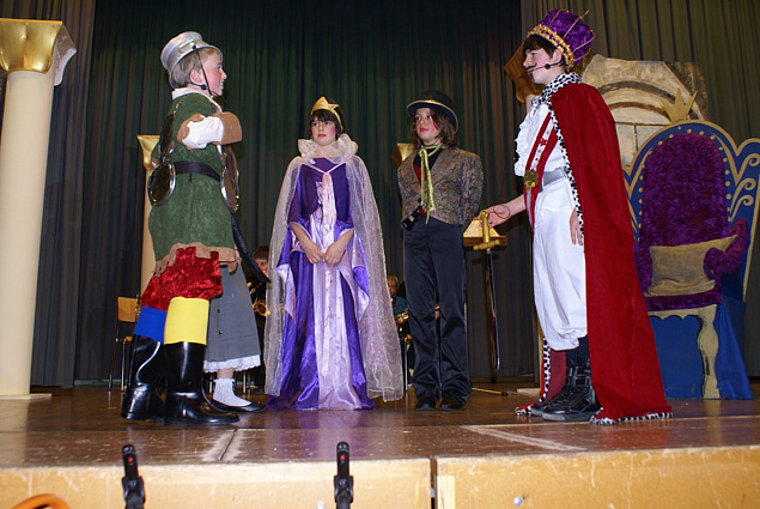 Kindermusical als Märchen: Der König empfängt seinen Sohn Max als Regenbogenritter. Foto: Jürg Jeanloz
