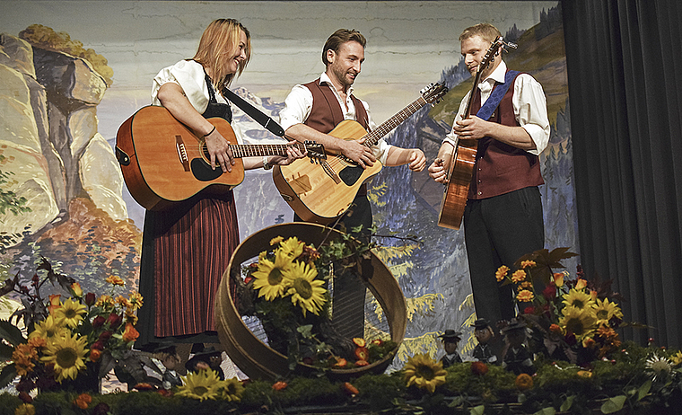 Das Wärgstattchörli mit Jolanda Truffer, Marius Hatt und Boris Hatt: Mit Melodien aus aller Welt querbeet durch die Volksmusik. Foto Bea Asper