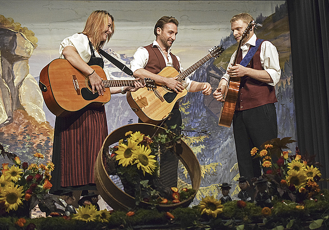 Das Wärgstattchörli mit Jolanda Truffer, Marius Hatt und Boris Hatt: Mit Melodien aus aller Welt querbeet durch die Volksmusik.  Foto Bea Asper