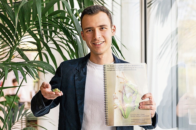 Erklärt während zweier Stunden, wie Amphibien leben: Allen Maier hat sich bereits für seine Maturarbeit intensiv mit den Tieren auseinandergesetzt – so wurde das Thema zu seinem Hobby. Fotos: ZVG