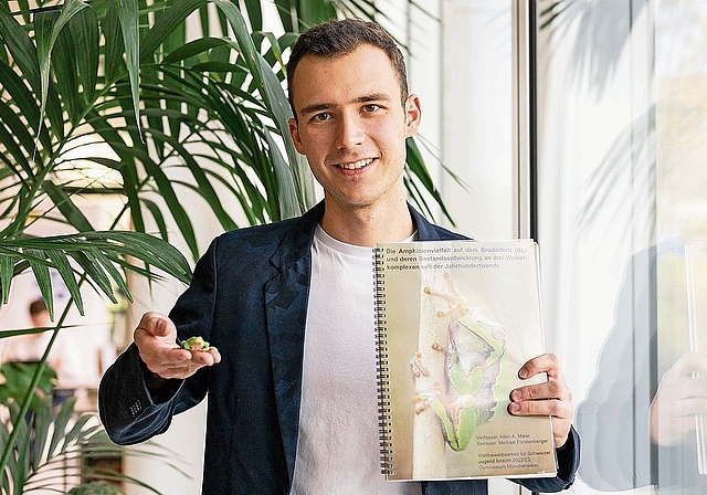 Erklärt während zweier Stunden, wie Amphibien leben: Allen Maier hat sich bereits für seine Maturarbeit intensiv mit den Tieren auseinandergesetzt – so wurde das Thema zu seinem Hobby. Fotos: ZVG