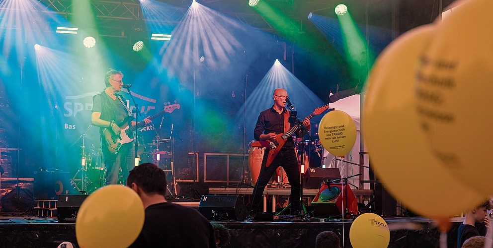 Party bis in die frühen Morgenstunden: Bands, Tanzgruppen, Dudelsäcke und mehr begeisterten die Gäste auf dem Pausenplatz des Fiechtenschulhauses. Fotos: Seraina Oppliger Party bis in die frühen Morgenstunden: Bands, Tanzgruppen, Dudelsäcke und mehr begeisterten die Gäste auf dem Pausenplatz des Fiechtenschulhauses. Fotos: Seraina Oppliger