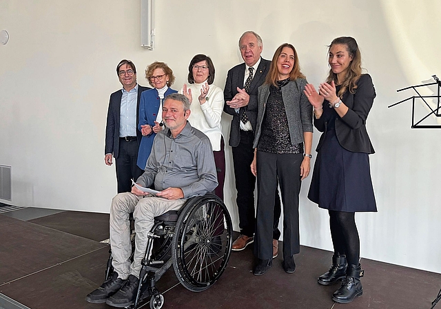 Gemeinderat am Neujahrsapéro: Gemeindepräsident Ferdinand Pulver (vorne) sprach über schwierige Entscheide, Demokratie und Zuversicht. Foto: Caspar Reimer 