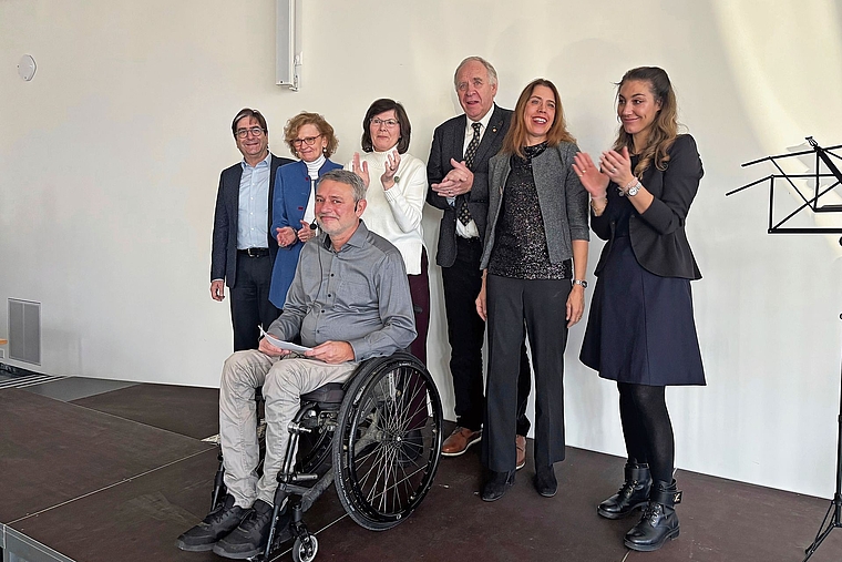 Gemeinderat am Neujahrsapéro: Gemeindepräsident Ferdinand Pulver (vorne) sprach über schwierige Entscheide, Demokratie und Zuversicht. Foto: Caspar Reimer 