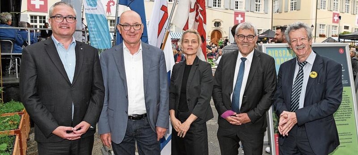Hielten Ansprachen: (v. l.) Die Regierungsräte Remo Ankli (Solothurn) und Isaac Reber (Baselland), die Präsidentin der Kommission Wakkerpreis, Brigitte Moser, Nationalratspräsident Eric Nussbaumer und Martin Killias, Präsident des Schweizer Heimatschutzes.
