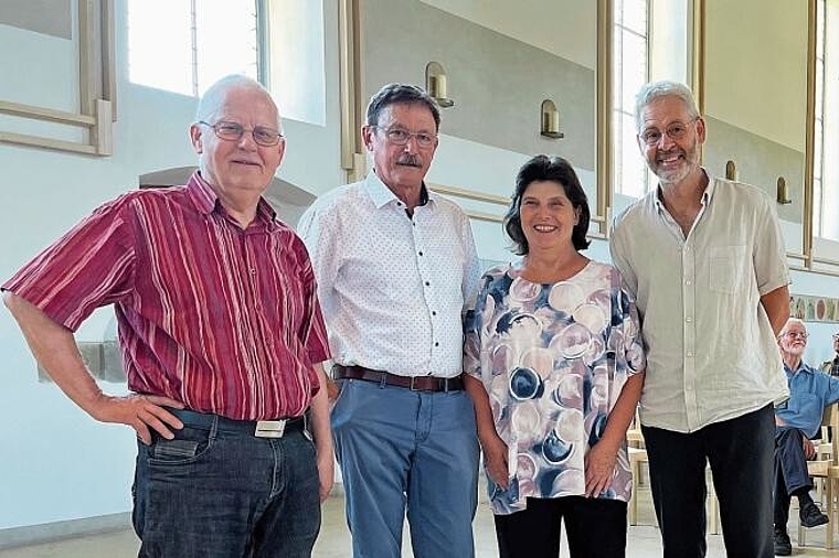 Präsentierten der Bevölkerung die instand gesetzte Kirche: Georg Sigrist, Baukommissionspräsident; Gustav Ragettli, Kirchgemeindepräsident; Astrid Imhasly, Sakristanin; Jörg Bucher, Architekt Flubacher Nyfeler; Partner Architekten. Foto: Bea Asper