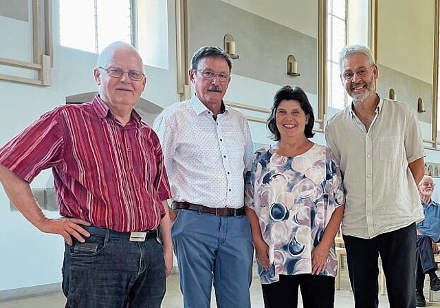 Präsentierten der Bevölkerung die instand gesetzte Kirche: Georg Sigrist, Baukommissionspräsident; Gustav Ragettli, Kirchgemeindepräsident; Astrid Imhasly, Sakristanin; Jörg Bucher, Architekt Flubacher Nyfeler; Partner Architekten. Foto: Bea Asper