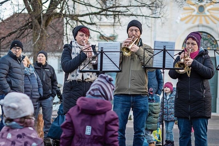 Weihnächtlich: Bläser des Musikvereins Metzerlen spielen Weihnachtsmusik.