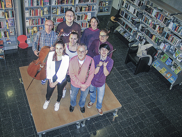 Die Darsteller/-innen und Musiker/-innen: untere Reihe, v. l.: Selina Schällebaum, Kaspar Wildberger, Marc Sobotkiewicz; Mitte v. l.: Martin Gramberg, Giulia Plozner, Julia Gosteli; hinten v. l.: Mike Ritter, Bettina Koepp. Foto: ZVG