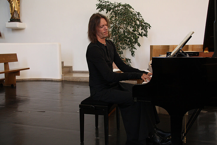Spielt anspruchsvolle Musik: Der Pianist Dominik Blum am Konzertflügel. Foto: Gaby Walther