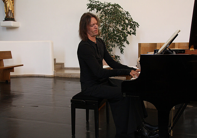 Spielt anspruchsvolle Musik: Der Pianist Dominik Blum am Konzertflügel.  Foto: Gaby Walther