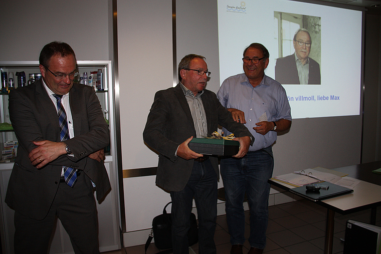 Danke für den grossen Einsatz: Präsident Walter Jermann (r.) überreichte Max Käsermann ein Präsent. Links der neue Fachstellenleiter Thomas Kübler. Fotos: Gaby Walther