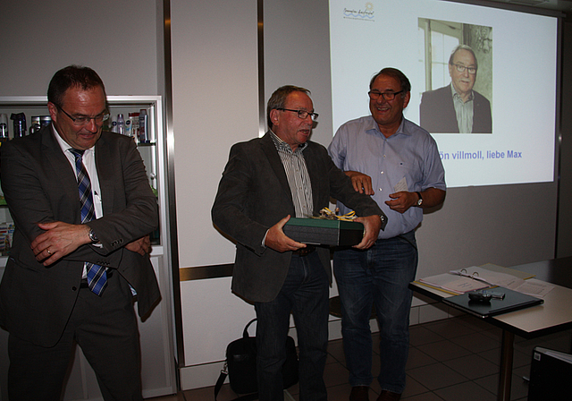 Danke für den grossen Einsatz: Präsident Walter Jermann (r.) überreichte Max Käsermann ein Präsent. Links der neue Fachstellenleiter Thomas Kübler. Fotos: Gaby Walther