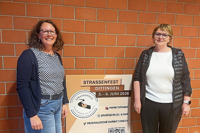 Federführend im OK für das Strassenfest in Dittingen: Gemeindepräsidentin Charlotte Bickel-Christ (l.) und Landrätin Regina Weibel. Foto: Simon Jermann